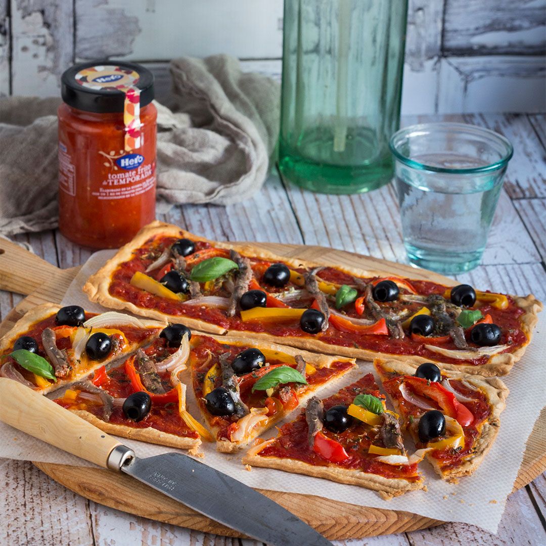 Coca de anchoas y olivas