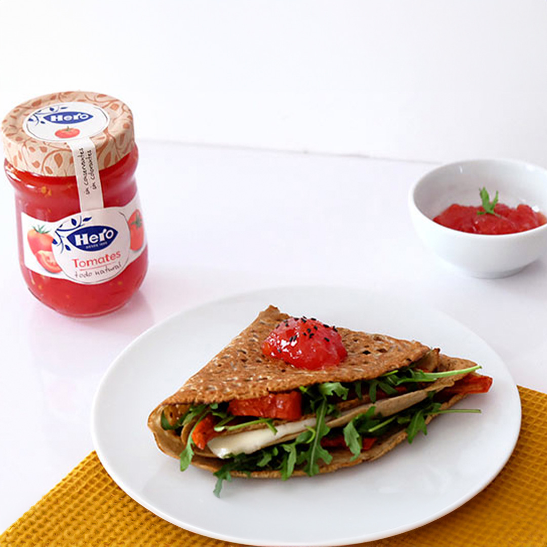 Crepes de sarraceno con queso de cabra, rúcula y confitura de tomates