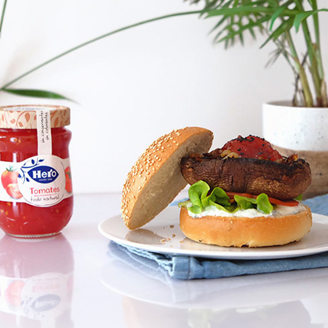 Hamburguesa vegetariana con salsa tzatziki, champiñón portobello, cebolla y confitura de tomates