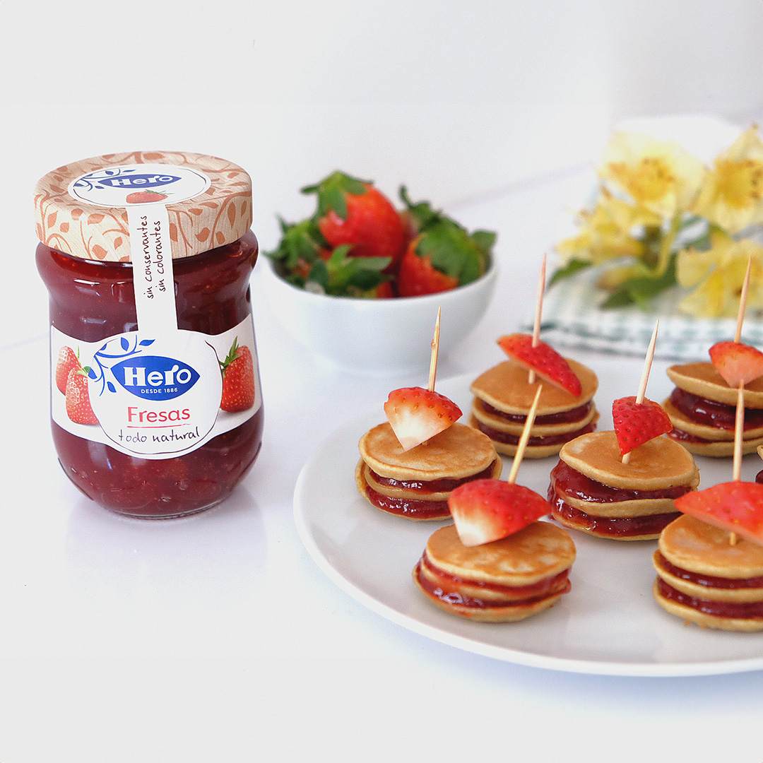 Mini pancakes de plátano con confitura de fresas