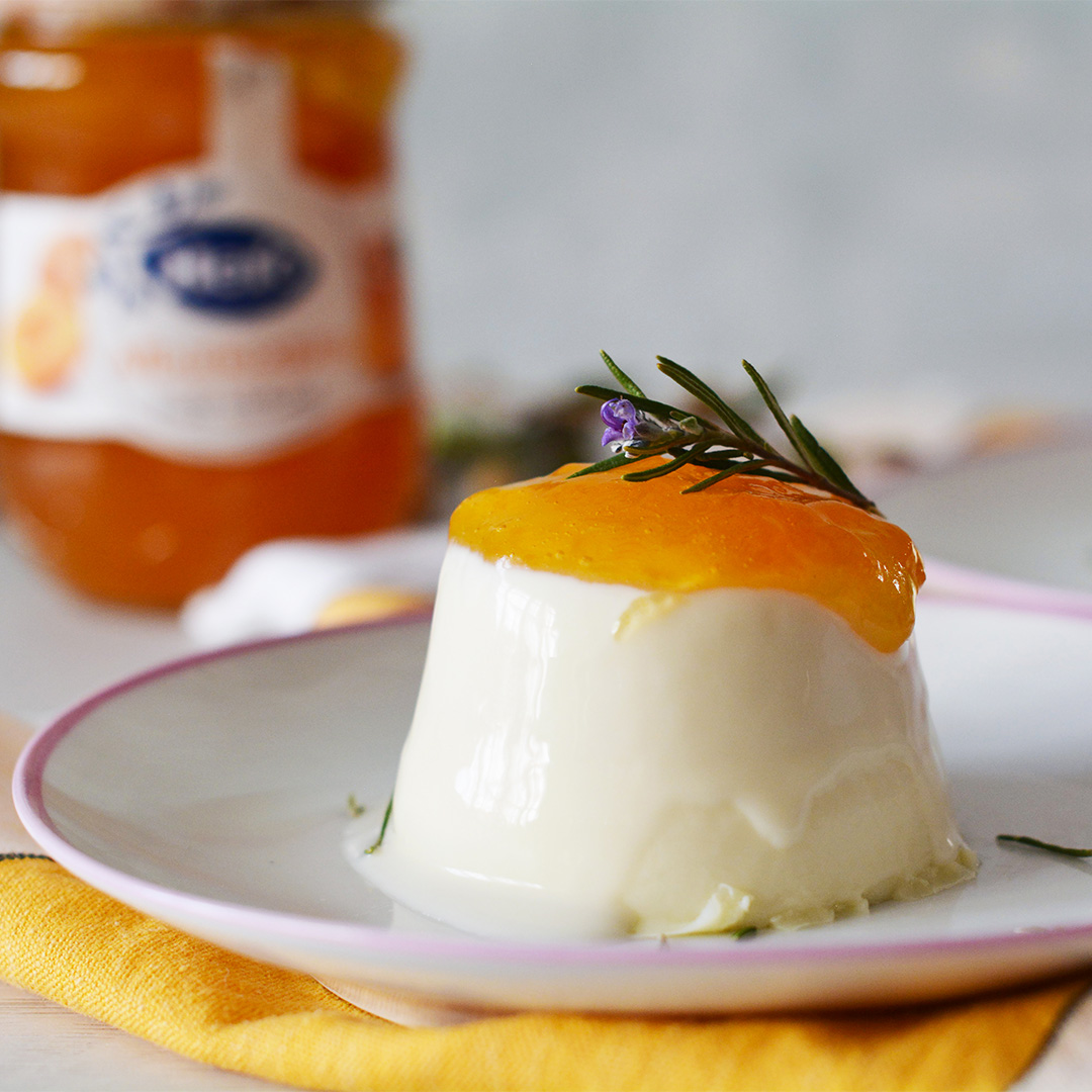 Pannacota de romero con confitura de albaricoque