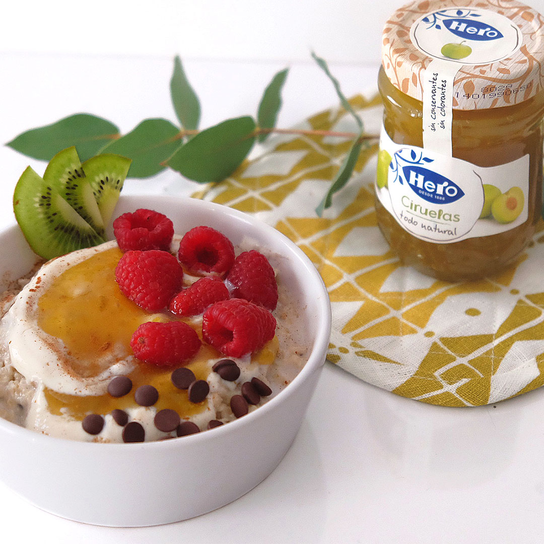 Porridge de avena y confitura extra de ciruelas
