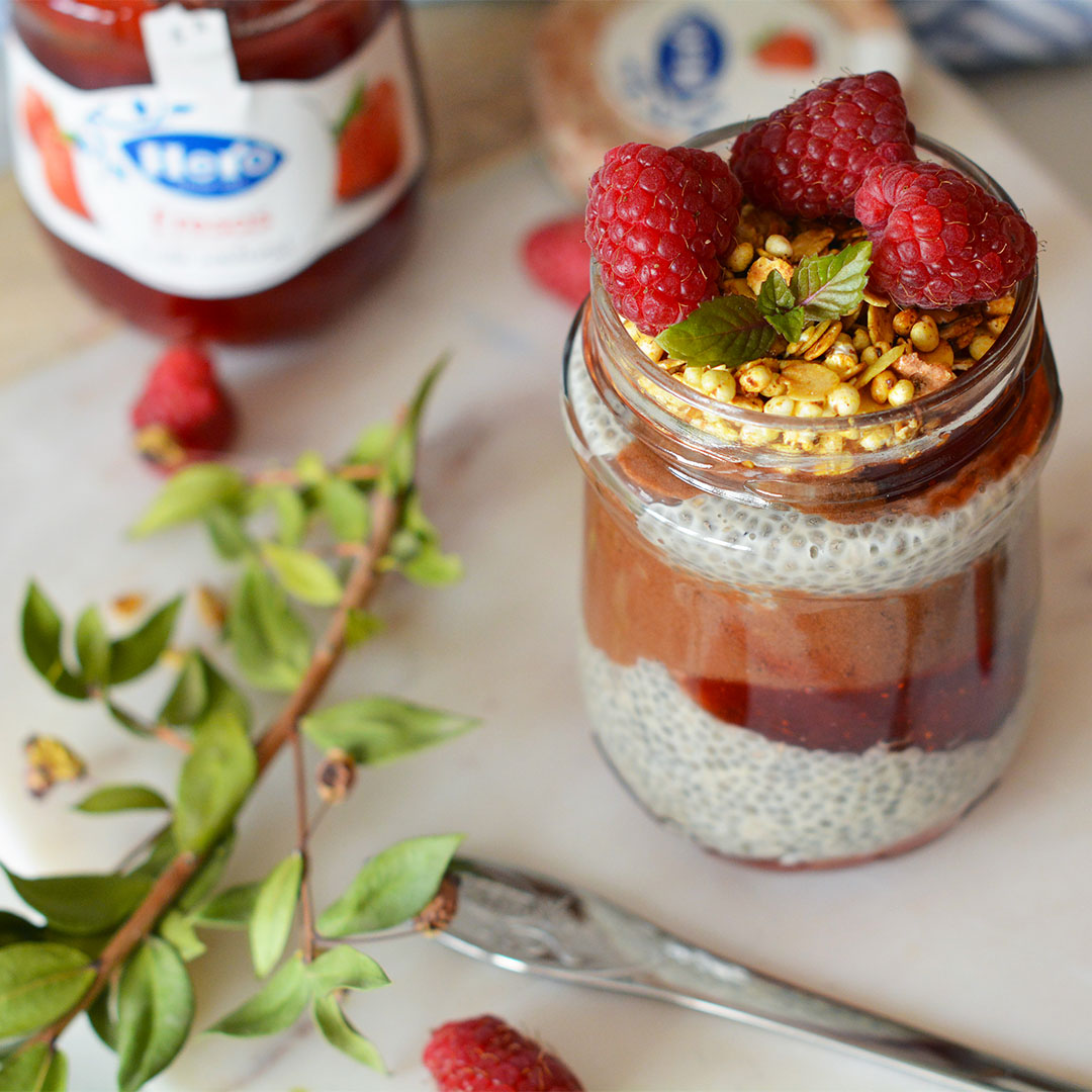 Pudding de chía y chocolate con confitura de fresas