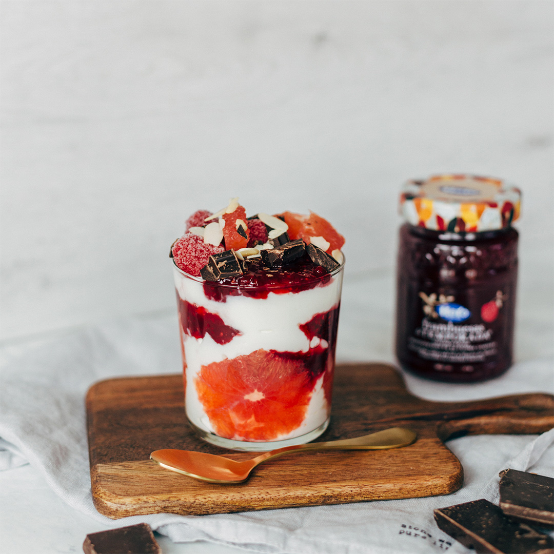 Vasito de yogur, mermelada de Temporada de frambuesas, pomelo y chocolate negro