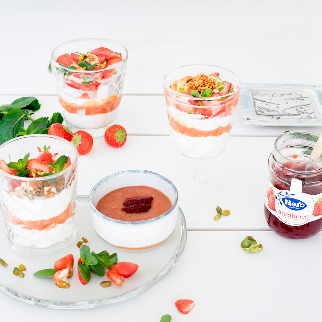 Yogur griego con compota de ruibarbo y fresa