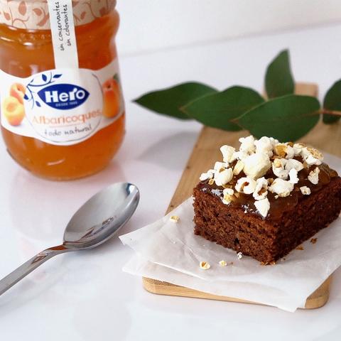 Brownie con confitura de albaricoque y palomitas de maíz